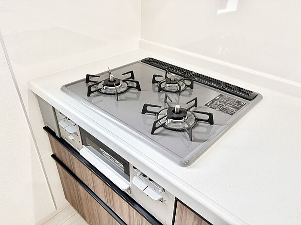 【その他設備(三ツ口コンロ)】三口ガスコンロでお料理が一気にはかどりそう。