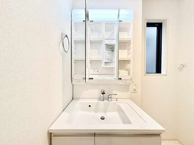 【その他設備(三面鏡裏収納)】三面鏡の裏に、化粧品や衛生用品などを収納可能。洗面台をすっきりと保ちます!
