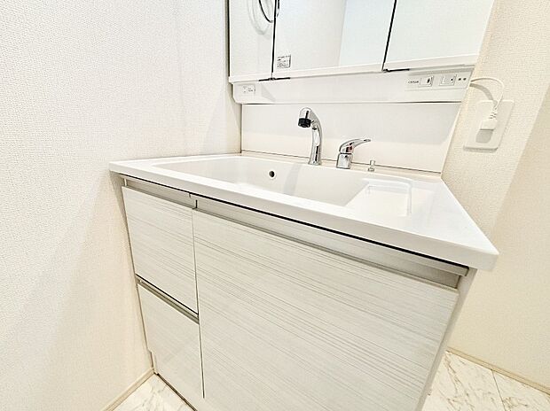 【その他設備(ハンドシャワー水栓)】ハンドシャワー付き!使いやすい洗面台。