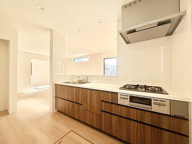 【ダイニングキッチン】料理をしながらご家族との会話を楽しめる対面カウンターキッチン