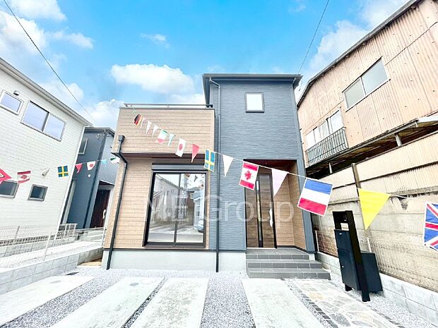 【現地外観写真】洗練された外観、上質な住空間が広がる室内は永く安心して過ごせる住居です。 