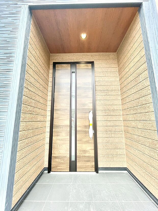 【玄関】大切な家族、来客を出迎える玄関。