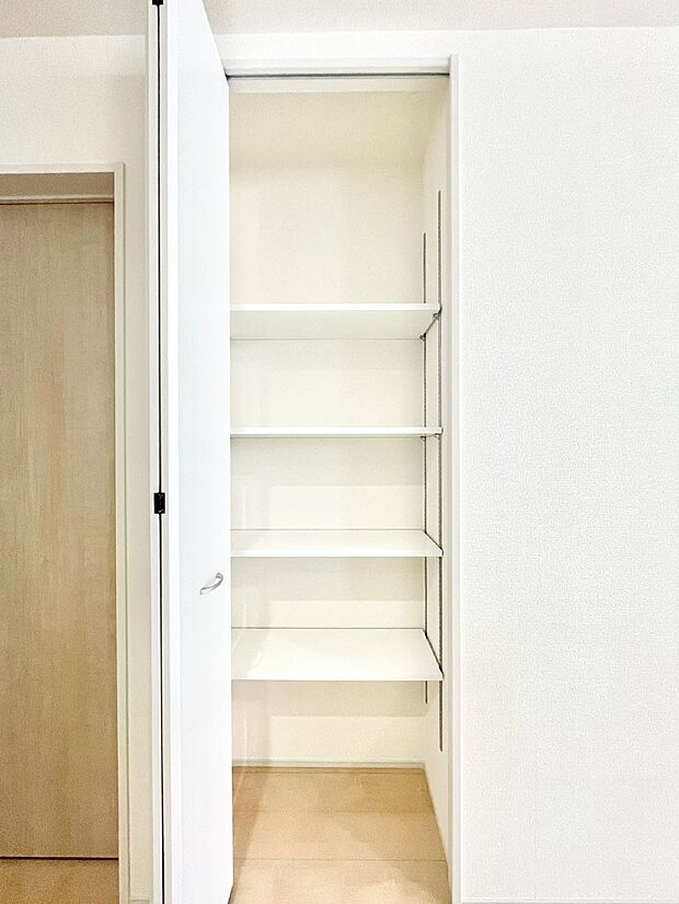 【その他設備(キッチン横収納)】キッチン横収納！食材のストックはもちろん、日用品の収納など使い方はいろいろ！  