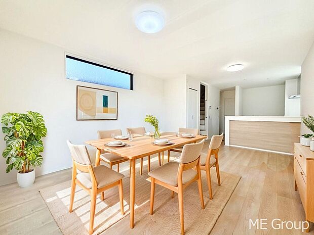 【リビング】プライバシーも守れる2階リビングは明るく開放感たっぷり！　※家具はCGです