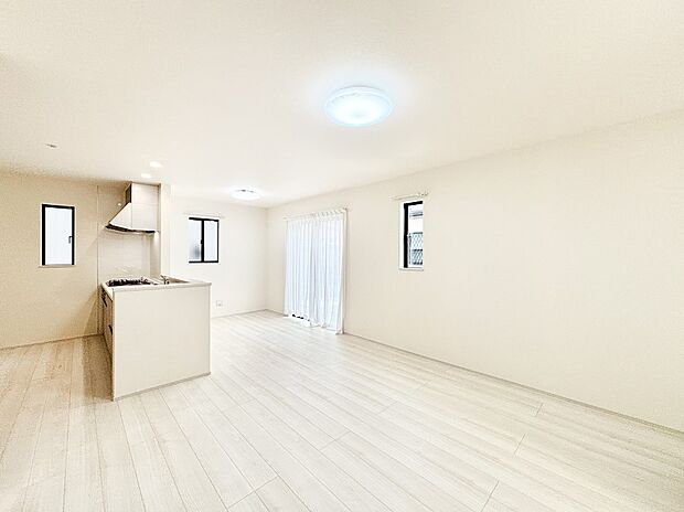 【ダイニング】明るい陽光が注ぎ、寛ぎの雰囲気に満たされるダイニング。   