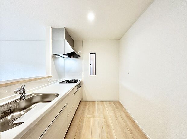 【ダイニングキッチン】爽やかな風が通り抜けるキッチン。窓があるので明るく換気にも役立ちます。