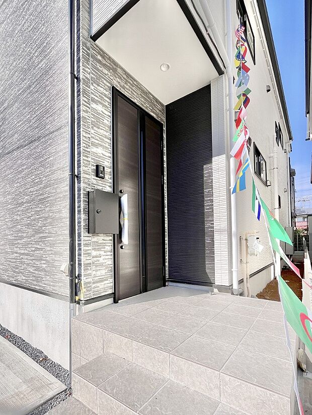 【玄関】大切な家族、来客を出迎える玄関。