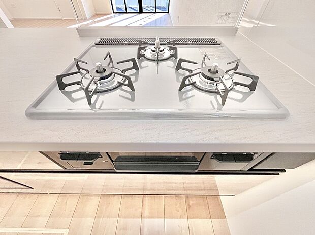 【その他設備(三ツ口コンロ)】三口ガスコンロでお料理が一気にはかどりそう。