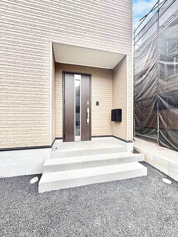 【玄関】大切な家族、来客を出迎える玄関。