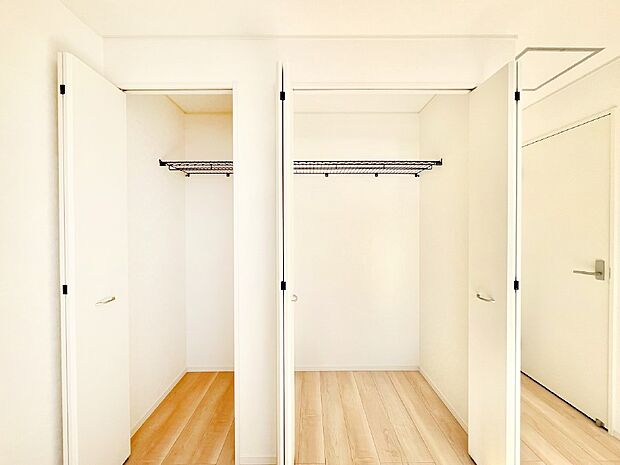 【収納】洋室のクローゼット。奥行きがあるので厚手の衣類もすっきり収まります。