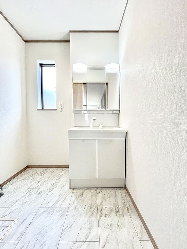 【洗面台・洗面所】大きく見やすい三面鏡で清潔感ある洗面台は、身だしなみチェックや肌のお手入れにおすすめです。