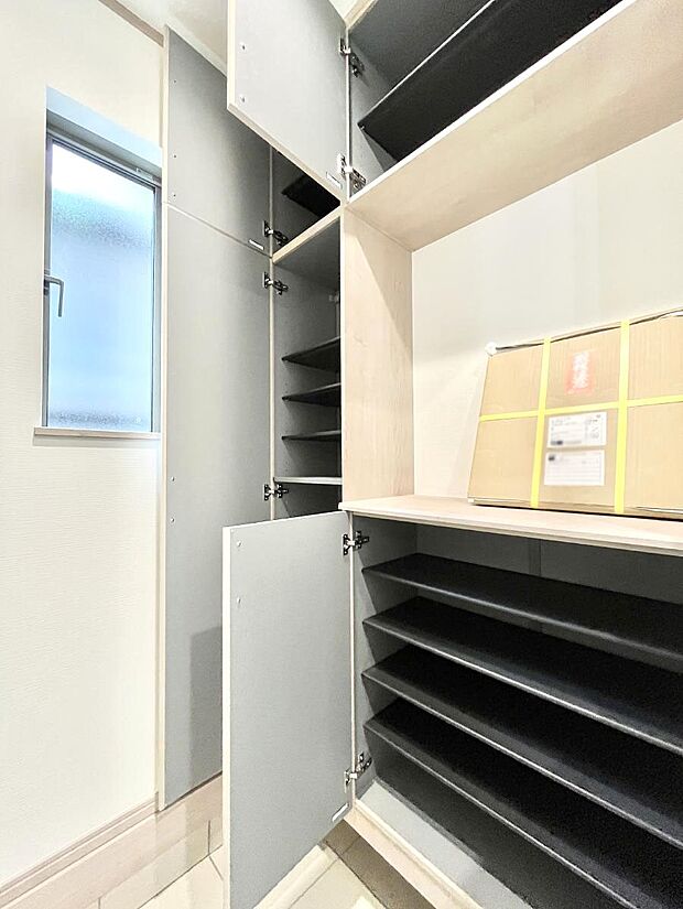 【その他設備(シューズボックス)】たっぷり収納できるシューズボックスで家族全員の靴も、玄関すっきり。  