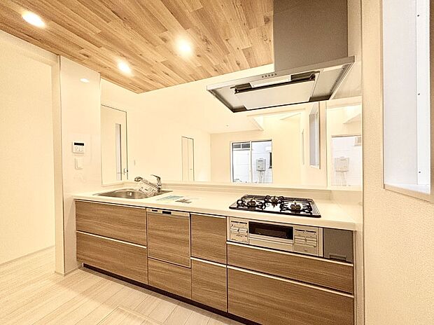 【ダイニングキッチン】料理をしながらでもご家族との会話を楽しめる対面キッチン