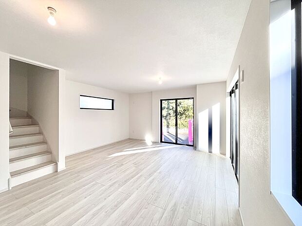 【リビングダイニング】リビング階段が家族の笑顔と会話をつないでくれます  