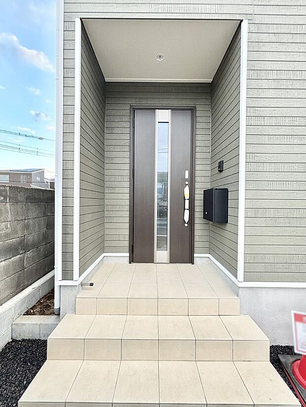 【玄関】玄関前は雨が降っても濡れにくい屋根付き