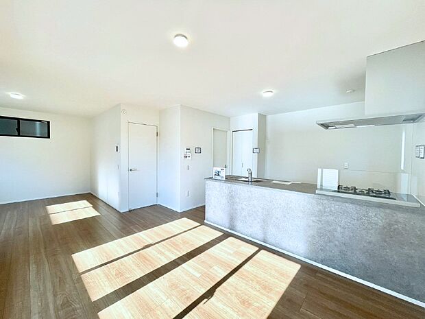 【リビングダイニング】大きな窓からたっぷりの陽光と風を感じられるリビング