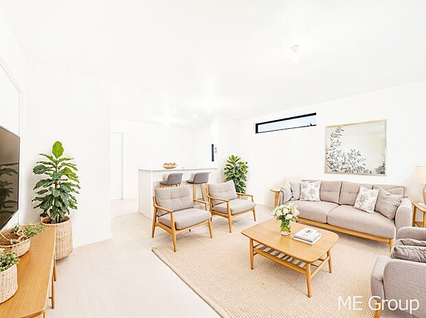 【リビング】明るい陽光に包まれる心地のよいリビングで家族団らん! ※家具はCGです