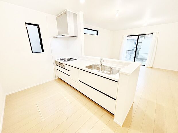 【ダイニングキッチン】ご家族の会話弾む対面キッチン。お料理中のパパママもご家族と過ごす時間が増えそう!