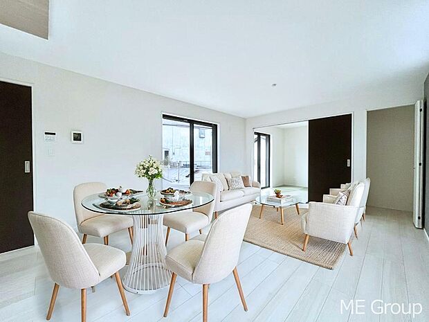 【リビング】ご家族の賑やかな話し声で包まれる明るいリビング ※家具はCGです