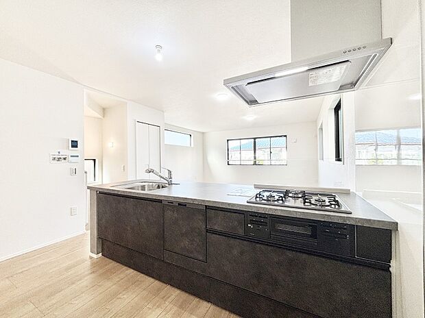 【ダイニングキッチン】料理をしながらご家族との会話を楽しめる対面カウンターキッチン