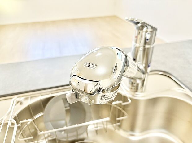 【その他設備(蛇口一体型浄水器)】いつでも清潔なおいしいお水を。一つの水栓で水道水と浄水を使い分け。