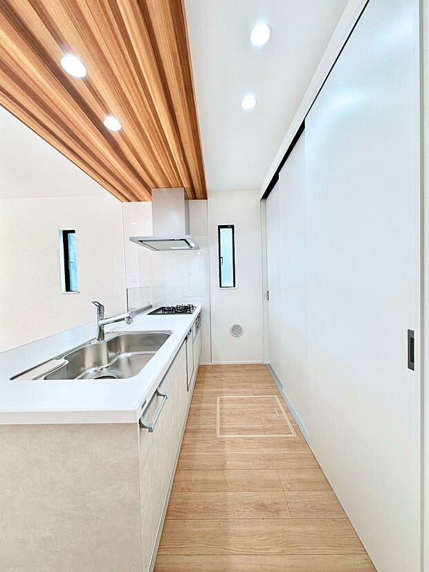 【ダイニングキッチン】爽やかな風が通り抜けるキッチン。窓があるので明るく換気にも役立ちます。