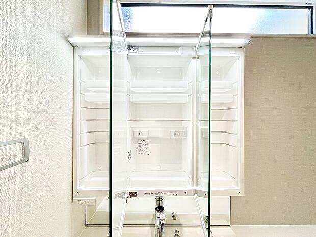 【その他設備(三面鏡裏収納)】三面鏡の裏に、化粧品や衛生用品などを収納可能。洗面台をすっきりと保ちます！
