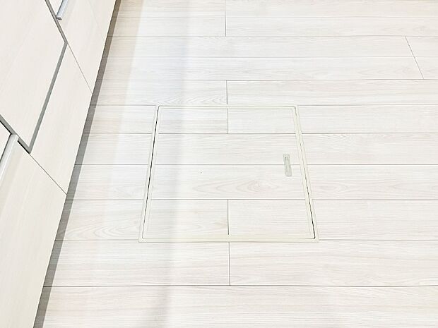 【その他設備(床下収納)】床下収納付き！日用品・非常用品の収納にも大活躍。
