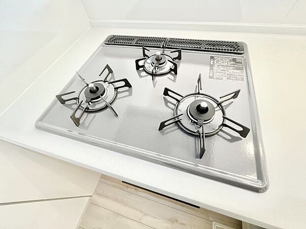 【その他設備(三ツ口コンロ)】三口ガスコンロでお料理が一気にはかどりそう