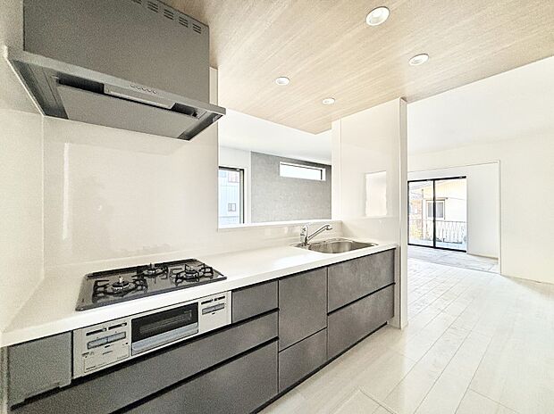 【ダイニングキッチン】毎日使うキッチンだから、使いやすさ＆お手入れのしやすさにこだわりました。 