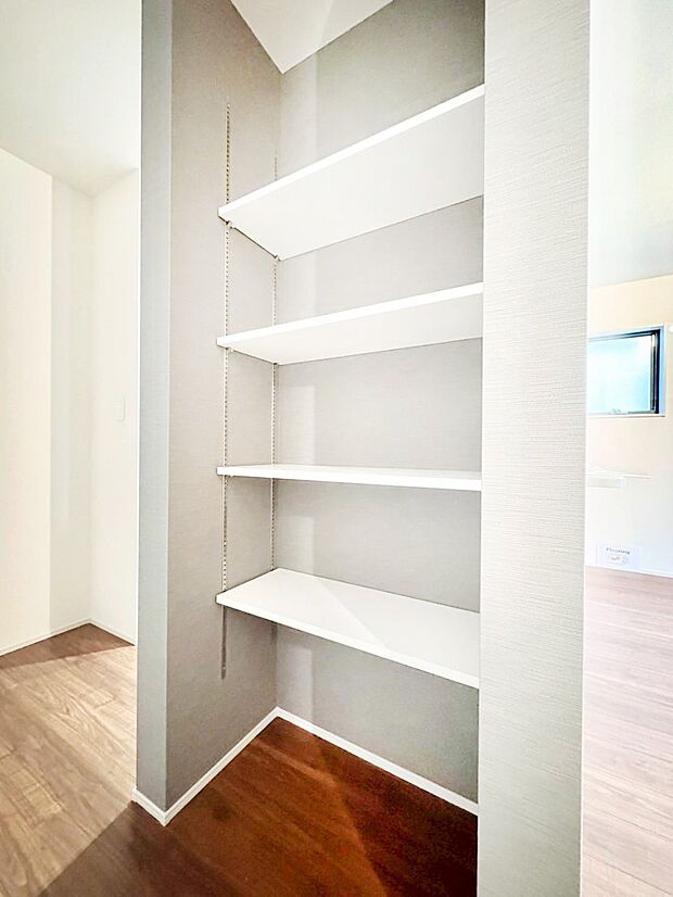 【その他設備(キッチン横収納)】食品や飲料品、調味料などのストックを収納しておくことができて便利！  