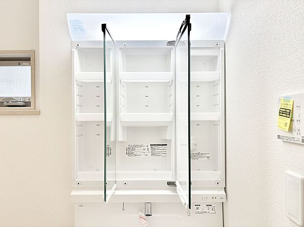 【その他設備(三面鏡裏収納)】三面鏡の裏に、化粧品や衛生用品などを収納可能。洗面台をすっきりと保ちます！