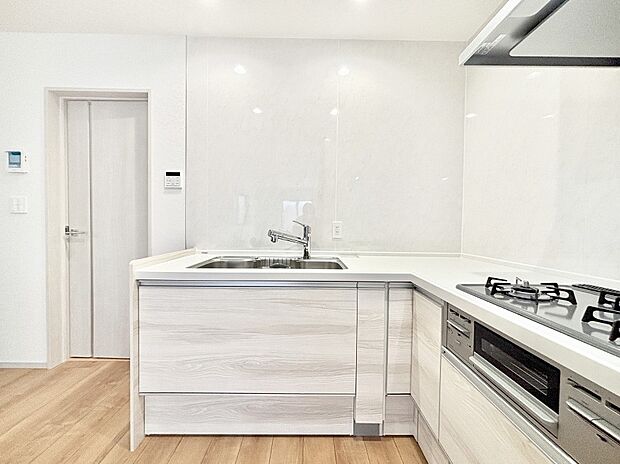 【ダイニングキッチン】L字型だと料理するスペースも広々と使えます。コンパクトに動けてお料理ラクラク。  