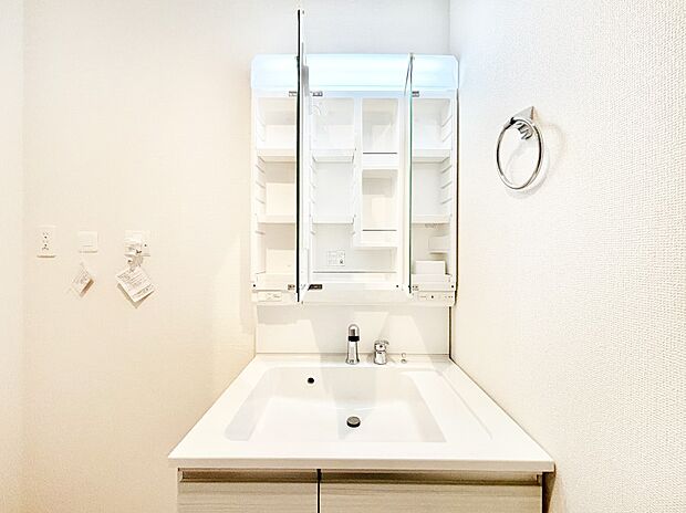 【その他設備(三面鏡裏収納)】三面鏡の裏に、化粧品や衛生用品などを収納可能。洗面台をすっきりと保ちます!