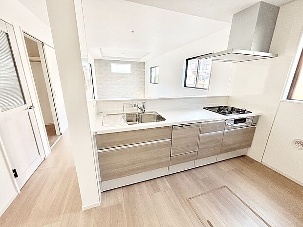 【ダイニングキッチン】料理をしながらご家族との会話を楽しめる対面カウンターキッチン