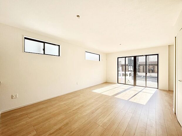 【リビングダイニング】大きな窓からたっぷりの陽光と風を感じられるリビング