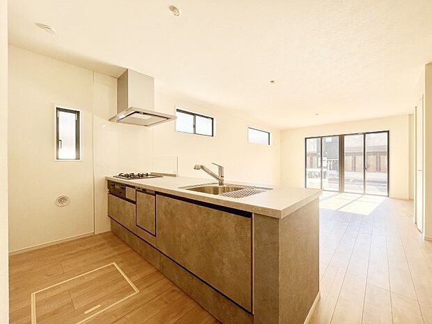 【ダイニングキッチン】料理をしながらご家族との会話を楽しめる対面カウンターキッチン