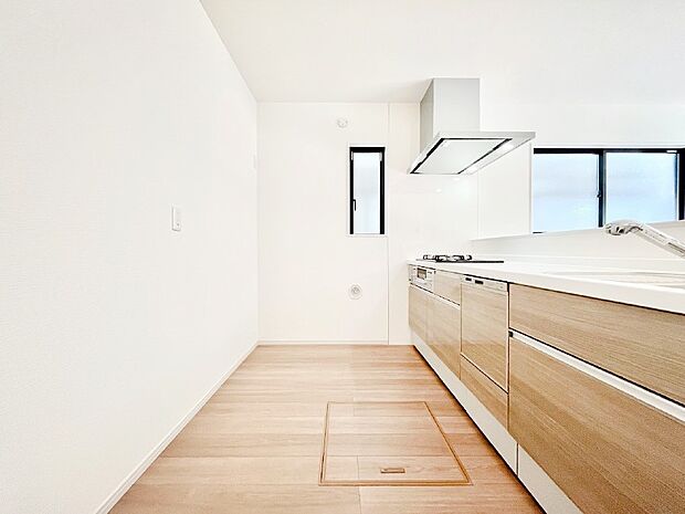 【キッチン】爽やかな風が通り抜けるキッチン。窓があるので明るく換気にも役立ちます。