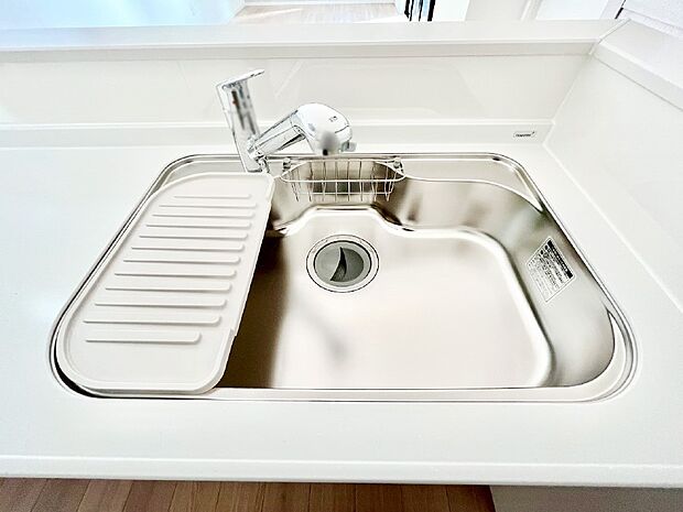 【その他設備(シンク)】広々としたシンクでお料理やお皿洗いもラクラク快適に!