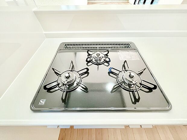 【その他設備(Siセンサーコンロ)】ガスコンロはSiセンサー搭載。火力調節や焦げ付き・消し忘れも防いでくれます。