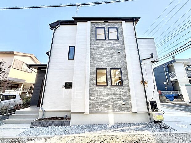 【現地外観写真】洗練された外観、上質な住空間が広がる室内は永く安心して過ごせる住居です。 