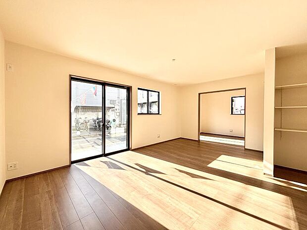 【ダイニング】大きな窓からたっぷりの陽光と風を感じられるリビング  