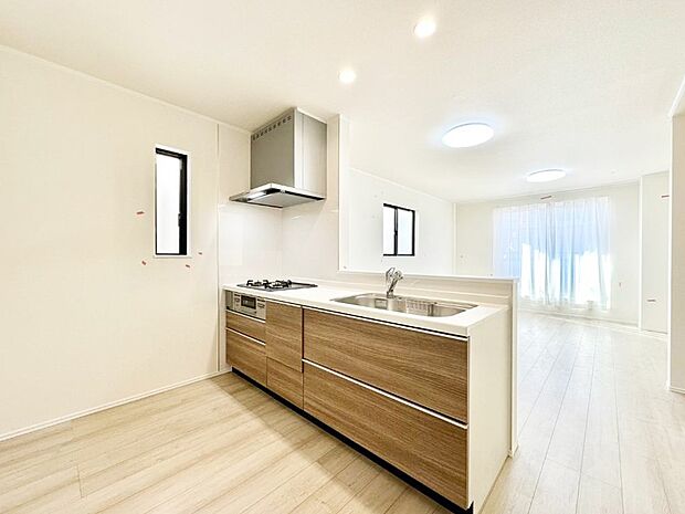 【ダイニングキッチン】料理をしながらご家族との会話を楽しめる対面カウンターキッチン