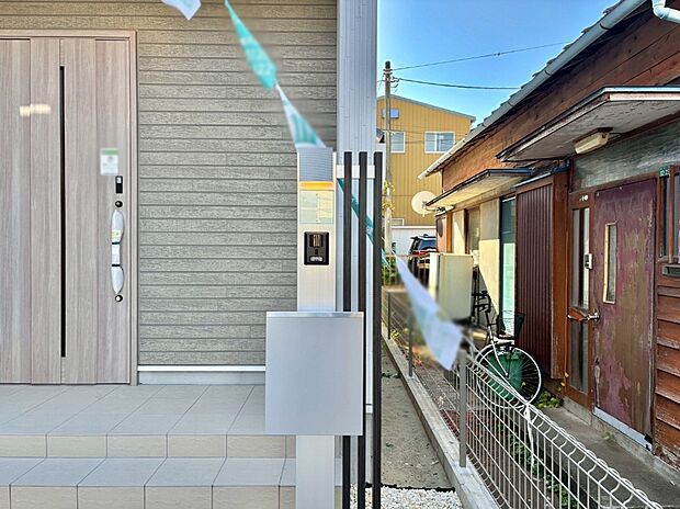 【その他現地】シンプルデザインのポスト。