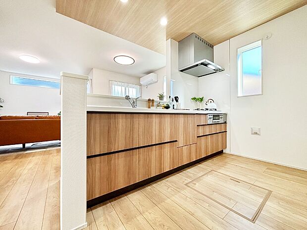 【ダイニングキッチン】料理をしながらご家族との会話を楽しめる対面カウンターキッチン