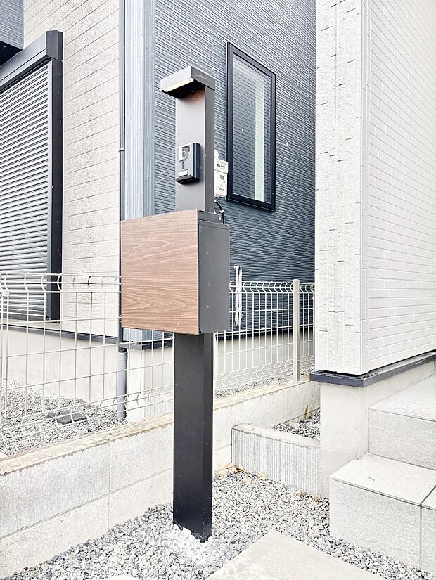 【その他現地】シンプルデザインのポスト。