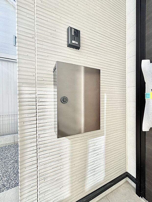 【その他現地】シンプルデザインのポスト。