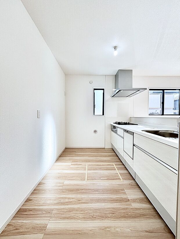 【ダイニングキッチン】爽やかな風が通り抜けるキッチン。窓があるので明るく換気にも役立ちます。