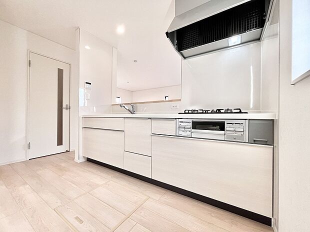 【ダイニングキッチン】料理をしながらでもご家族との会話を楽しめる対面キッチン