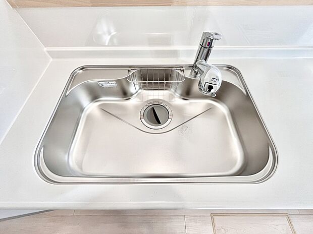 【その他設備(シンク)】広々としたシンクでお料理やお皿洗いもラクラク快適に!